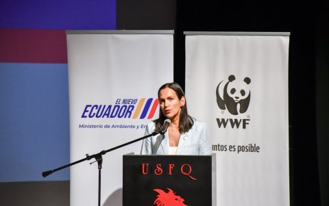 Inés María Manzano, ministra de Ambiente y Energía, lidera la presentación del Plan Nacional de Reducción de Residuos Plásticos en Ecuador.