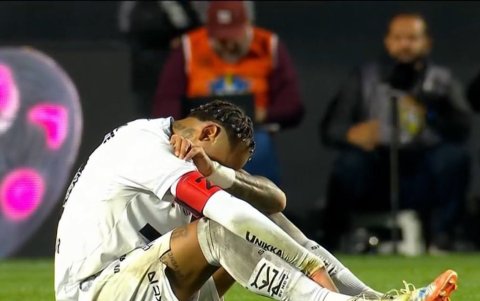 Neymar Jr. no aguantó y terminó sentado en la cancha llorando tras el 6-0 ante el Vasco da Gama por el Campeonato Brasileño.