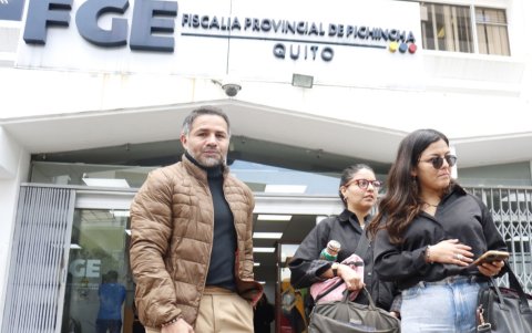 Quito. Amanda (d) y Tamia Villavicencio, acompañadas de su abogado, asisten a las diligencias en la Fiscalía.