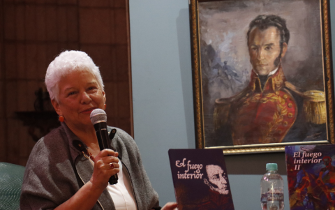 La autora junto a sus libros.