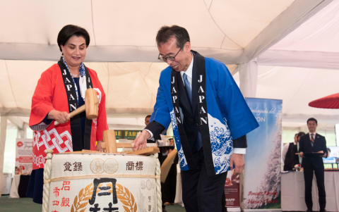 El embajador Horiuchi Toshihiko y Gabriela Sommerfeld durante el Kagami Biraki, ceremonia en la que se rompe el barril de sake.