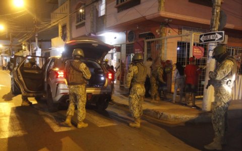 En los primeros días de la vigencia del toque de queda temporal se ha detenido a más de un centenar de personas.