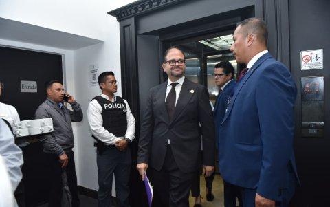 El ministro John Reimberg defendió los operativos contra el crimen organizado en Ecuador.
