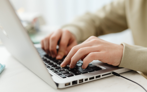 Imagen referencial de un usuario postulando a una vacante del sector público a través del portal Encuentra Empleo.