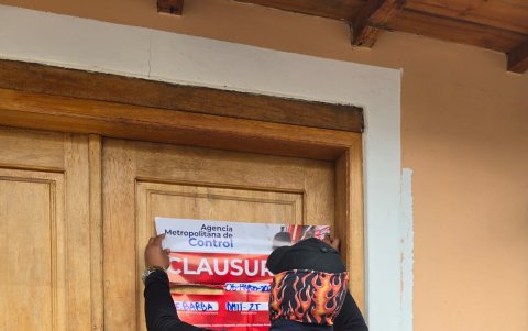 La caravana del líder indígena Esneyder Gómez, candidato a un escaño por la Paz en el Congreso, es vista en un puesto de control en una carretera en la región del Naya, departamento del Cauca.