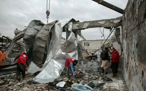 Comerciantes retiran sus mercaderías de zonas cercanas al edificio Multicomercio.
