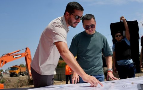 Durante la entrevista, Luque señaló las áreas de influencia de los posibles sitios del nuevo aeropuerto durante su intervención mediática.