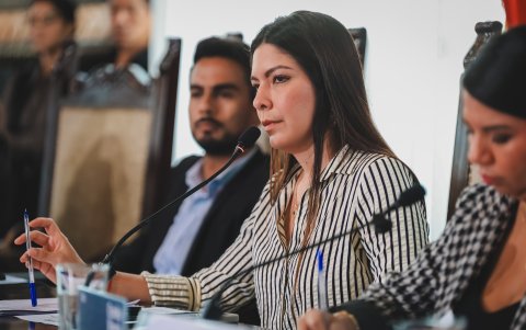 Las decisiones sobre la gestión del aeropuerto de Guayaquil deben tomarlas quienes viven en la ciudad, no quienes están lejos, expresó la alcaldesa (s) Tatiana Coronel.