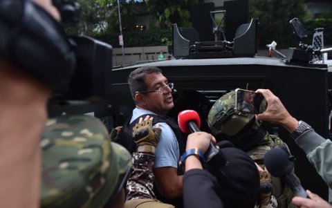 Santiago Díaz en su salida de la Fiscalía aprovechó para decir que es inocente de la violación a una menor y que trasladó dinero desde Venezuela a Ecuador.