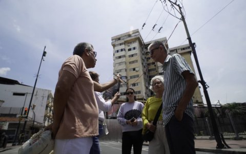 Estructura del Multicomercio quedó comprometida tras incendio en Guayaquil.
