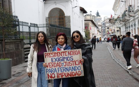 Amanda Villavicencio, hija de Fernando Villavicencio, entregó este 24 de noviembre de 2025 una carta al presidente Daniel Noboa.