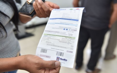 Otra usuaria muestra su planilla. Solo por la TRB debe cancelar $71. Le dijeron que hubo un error, pero el mes pasado también pagó $81.