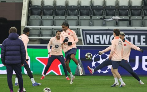 Lamine Yamal (c) comandará el ataque del Barça ante Newcastle.