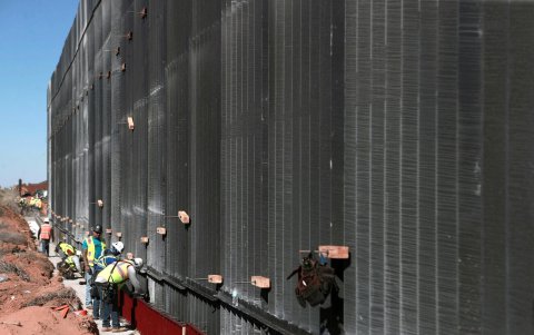 Obreros estadounidenses construyen un muro fronterizo  entre El Paso y Ciudad Juárez (México).