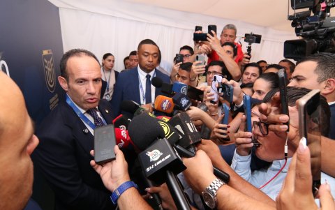 Francisco Egas atendió a la prensa, luego de ganar la reelección de presidente en FEF.