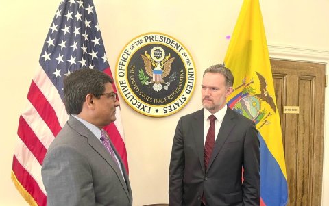 El ministro de Producción de Ecuador, Luis Alberto Jaramillo (izquierda) en los diálogos para un acuerdo con Estados Unidos.