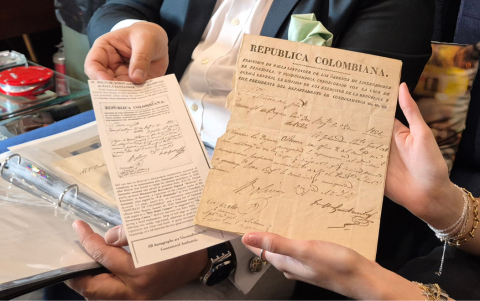 Guevara muestra una carta de Santander dirigida a Simón Bolívar