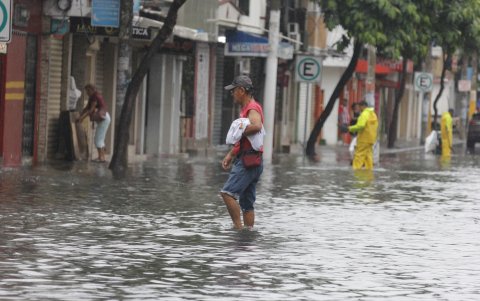 Este es el panorama que se observó la semana pasada en distintas etapas de Sauces. Residentes caminando sumergidos bajo el agua.