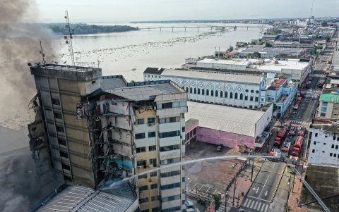 Las torres del centro comercial Multicomercio quedaron seriamente afectadas por el incendio que se extendió durante cinco días.