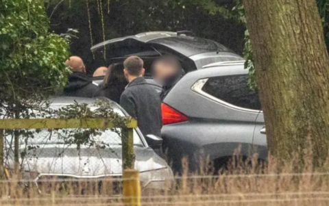 La policía británica se encuentra en una de las propiedades del Príncipe Andrés para ivestigaciones.