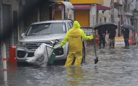 Gestión. Personal municipal y de Interagua en las calles con el fin de ayudar a destapar las tuberías y drenar el agua en las zonas más críticas.