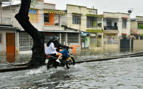 En el barrio del Seguro, en el sur ge Guayaquil, aún pasado el mediodía las calles seguían con agua acumulada. En algunos tramos, el tráfico se complicó.