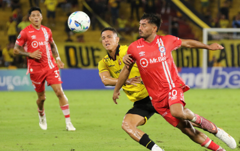 Miguel Parrales disputa un balón con un jugador de Argentinos Jrs.