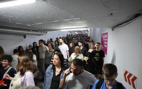 Varias personas se refugian en el aparcamiento subterráneo de un centro comercial ante llegada de misiles balísticos en Tel Aviv, Israel, el 18 de marzo de 2026.