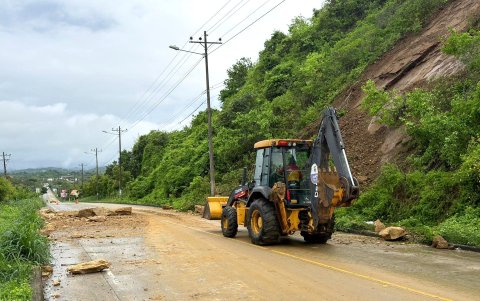Las labores de limpieza en el tramo de la vía Olón - Montañita en donde hubo deslizamiento de tierra