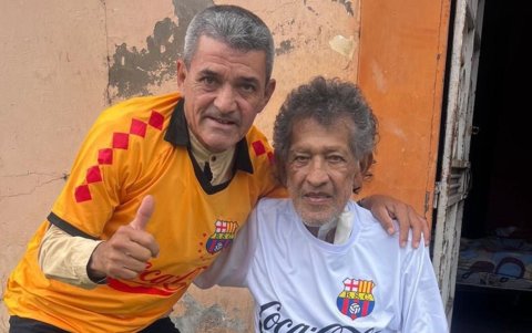 Freddy Bravo exjugador de Barcelona SC junto a Víctor Mendoza, el exgolero que necesita ayuda económica.
