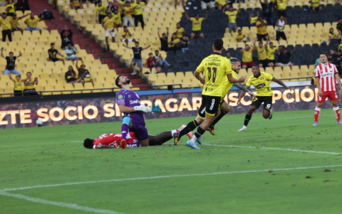 Darío Benedetto celebra el gol del triunfo ante Técnico Universitario.