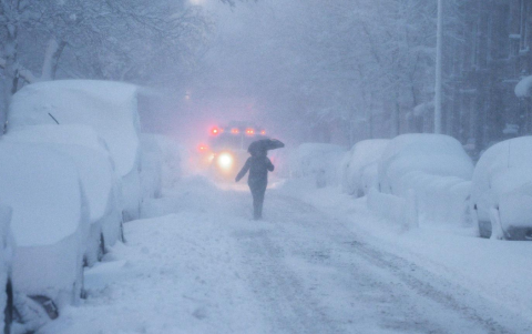 Miles de hogares y empresas permanecen sin electricidad en el noreste de Estados Unidos.