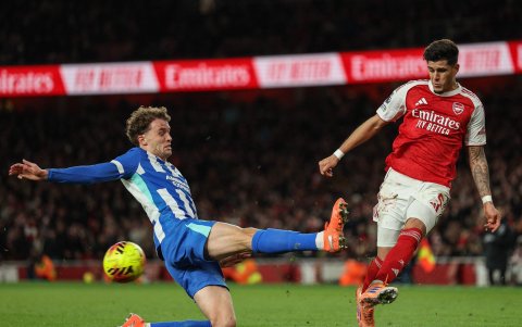 Piero Hincapié destaca como lateral izquierdo en Arsenal.