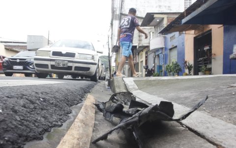 El incendio provocado de un vehículo generó tensión a quienes habitan en Riobamba y Luis Urdaneta, en el centro de Guayaquil. El hecho ocurrió la noche de este domingo 22 de febrero.