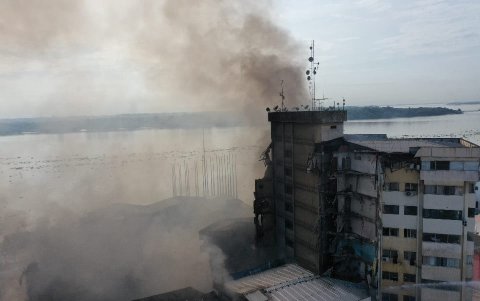 Vista aérea del complejo Multicomercio, en la Bahía de Guayaquil, tras el incendio del 11 de febrero de 2026.