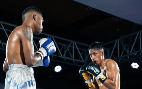 El Lobo Inga (d) lleva seis victorias consecutivas como profesional.