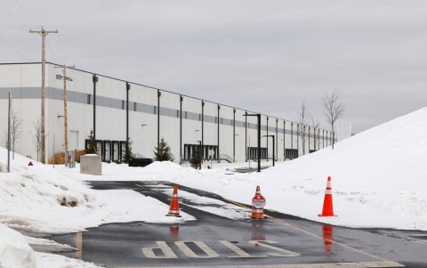 Vista de un almacén que el Servicio de Inmigración y Control de Aduanas (ICE) planea convertir en un centro de detención para inmigrantes indocumentados detenidos en Roxbury, Nueva Jersey.