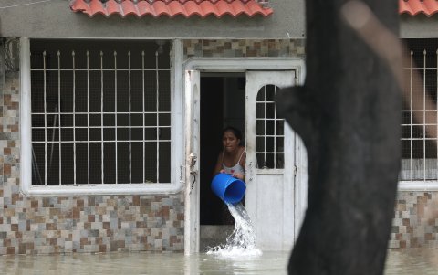 Afectaciones. Los vecinos sacan con baldes el agua que ingresó a sus viviendas. Denuncian que han perdidos electrodomésticos, muebles y enseres por la inundación.
