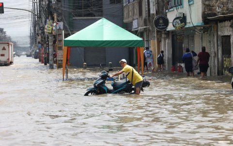 Vehículos sufren daños por el alto nivel de agua.