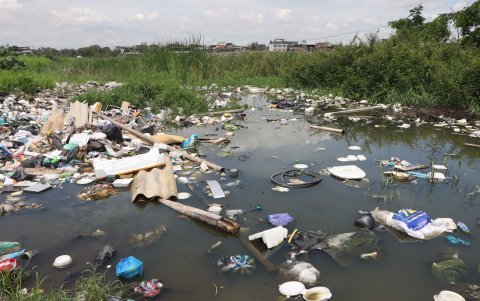 Basura. En algunos puntos se ve la basura flotando entre el agua. Hay miedo en los ciudadanos ante el posible incremento de enfermedades.