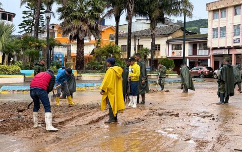 Deslizamiento en la vía Pindal–Pozul–Celica dejó varios metros de carretera cerrados y conductores varados durante horas.