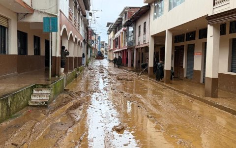 Familias retiran lodo y agua de sus viviendas en Celica mientras esperan asistencia tras las fuertes lluvias.