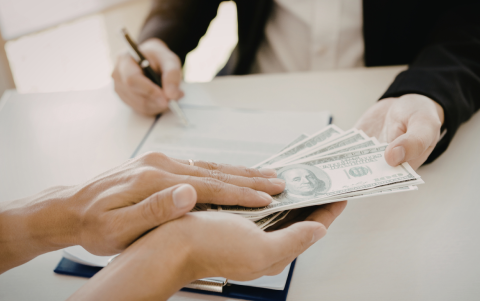 Empleados en Ecuador esperan el décimo cuarto sueldo 2026 antes del inicio escolar.