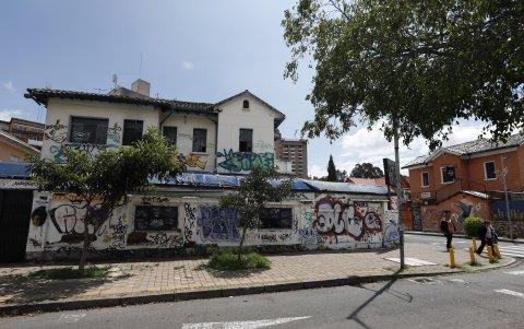 La casa ubicada en la Lizardo García está grafiteada en la parte de afuera y hay ventanas rotas. Vecinos dicen que se meten delincuentes.