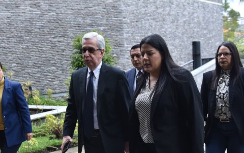 Enrique Herrería, secretario jurídico de la Presidencia, ingresa a la Asamblea para entregar los proyectos económicos urgentes.