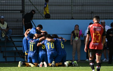 Los jugadores del Delfín SC celebran la victoria ante los morlacos en la fecha 1 de LigaPro.