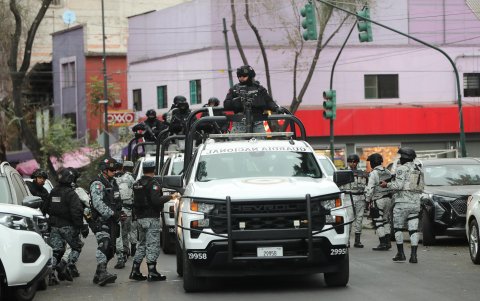 Integrantes de la Guardia Nacional resguardan la zona donde trasladaron el cuerpo de Nemesio Rubén Oseguera Cervantes, alias El Mencho.