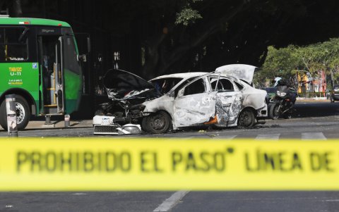Fotografía que muestra un bloqueo con vehículos incendiados este domingo 22 de febrero, en una vía de Guadalajara (México).