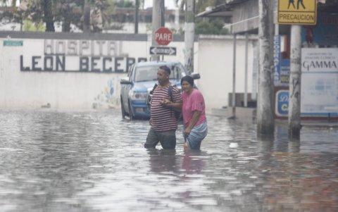 Peatones movilizándose en medio del agua se volvió una escena común en Milagro.