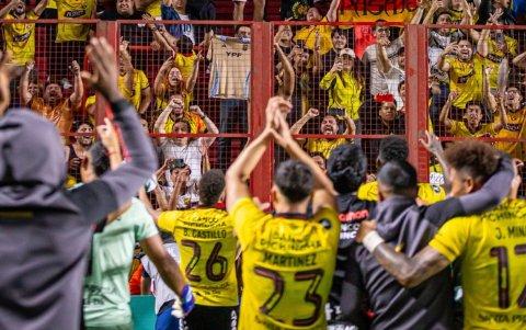 Barcelona SC elimina a Argentinos y festeja con su hinchada en el estadio Diego Armando Maradona.